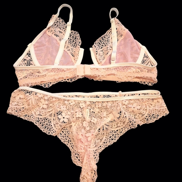Elegant Pink Lace Bralette and Panty Set - Picture 3 of 3